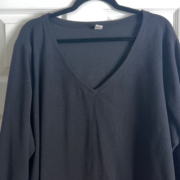 Old Navy Women’s Plus Size V Neck Fleece Top in Black in size 3X - Picture 2 of 7